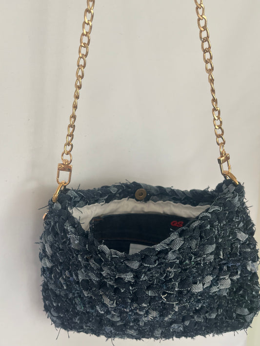 Detailansicht handgemachte Jeanstasche aus Upcycling Denim mit Baumwollfutter und Innentasche in dunkelblau