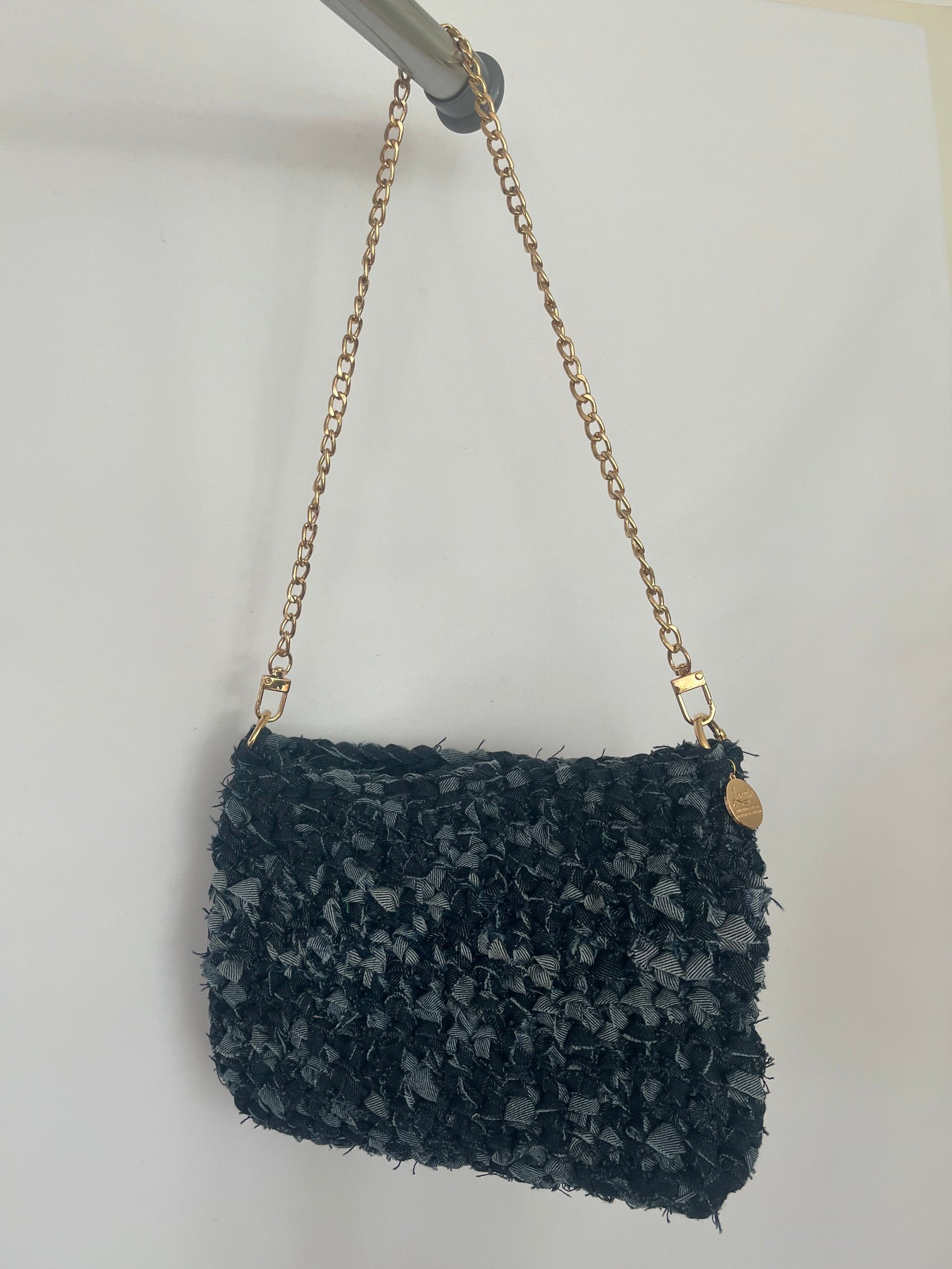 handgemachte Jeanstasche aus Upcycling Denim in dunkelblau mit hellen Akzenten – nachhaltige Unikat Tasche