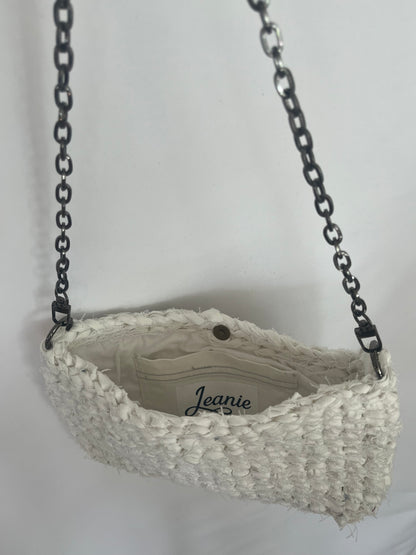 Detailansicht handgemachte Jeanstasche aus Upcycling Denim mit Baumwollfutter und Innentasche in weiß