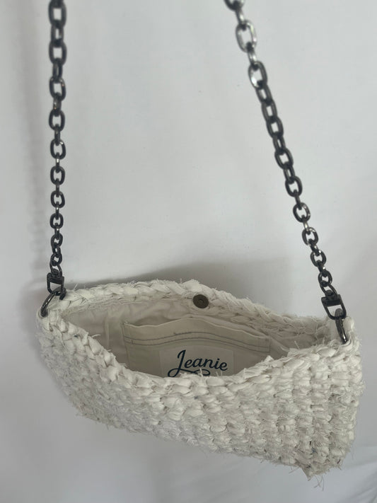 Detailansicht handgemachte Jeanstasche aus Upcycling Denim mit Baumwollfutter und Innentasche in weiß