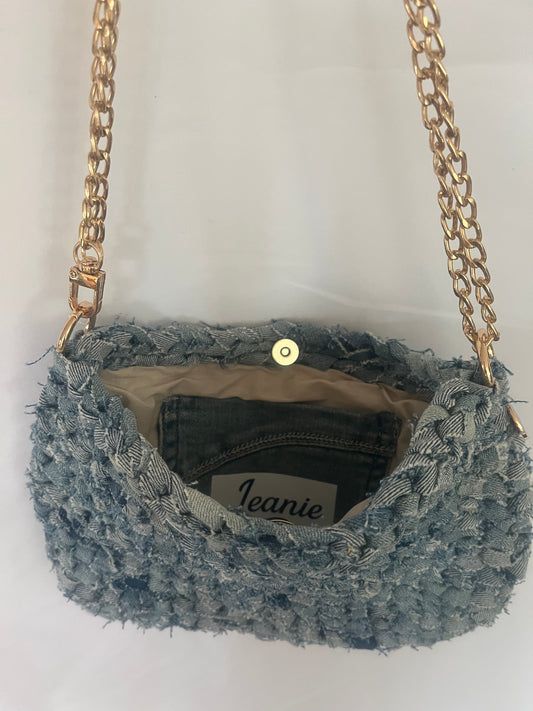 Detailansicht handgemachte Jeanstasche aus Upcycling Denim mit Baumwollfutter und Innentasche in hellblau