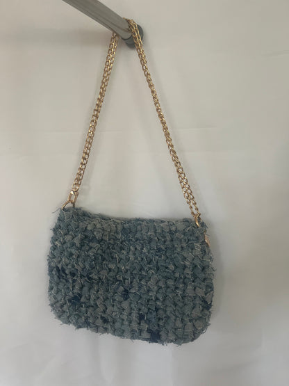 handgemachte Jeanstasche aus Upcycling Denim in hellblau mit dunkelblauen Akzenten – nachhaltige Unikat Tasche