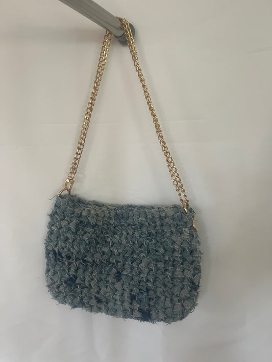 handgemachte Jeanstasche aus Upcycling Denim in hellblau mit dunkelblauen Akzenten – nachhaltige Unikat Tasche