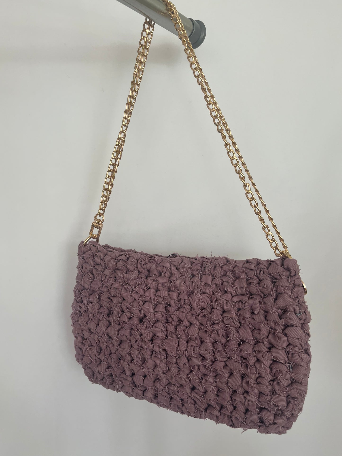 handgemachte Jeanstasche aus Upcycling Denim in lila gehäkelt – nachhaltige Unikat Tasche