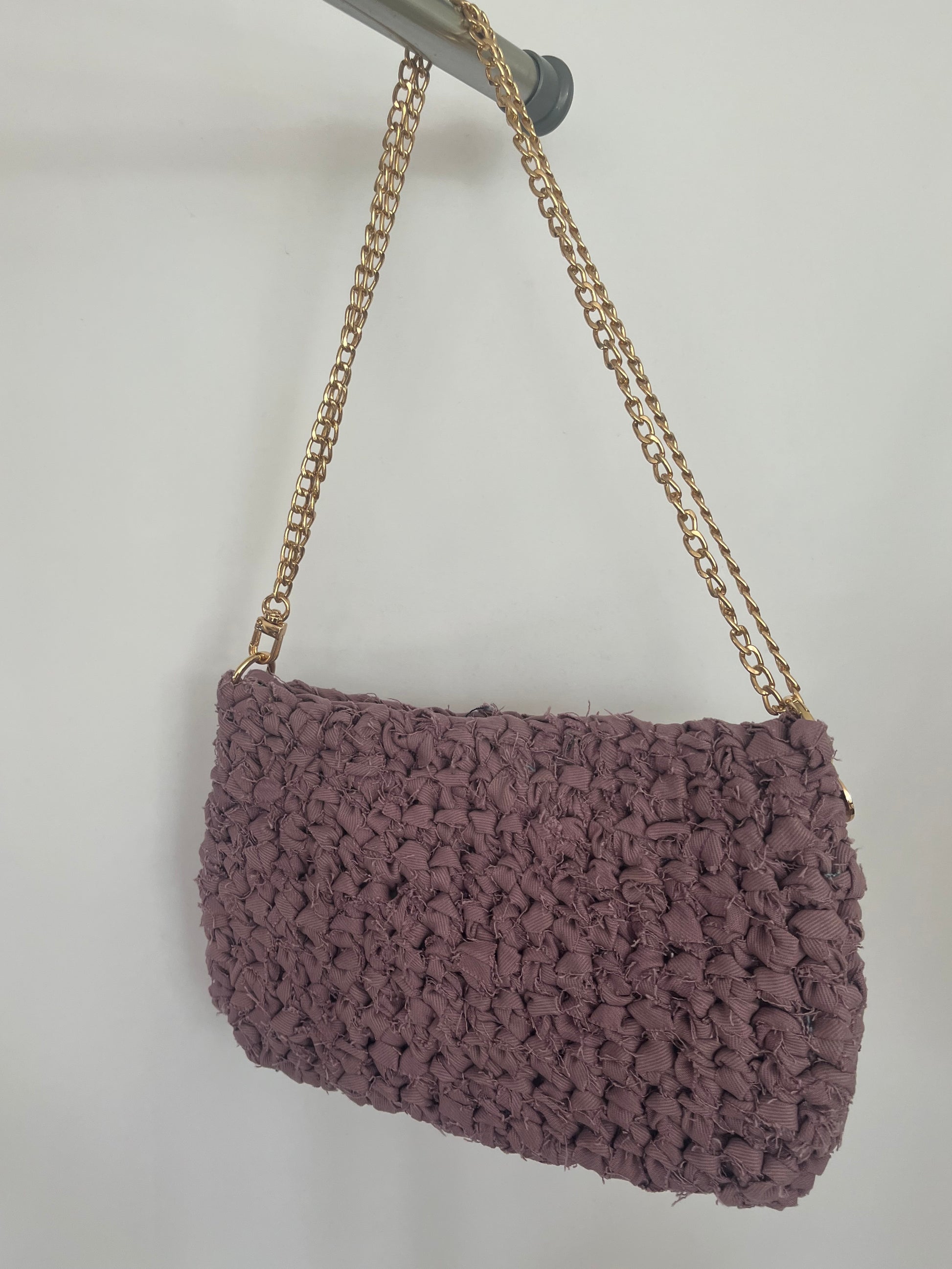 handgemachte Jeanstasche aus Upcycling Denim in lila gehäkelt – nachhaltige Unikat Tasche