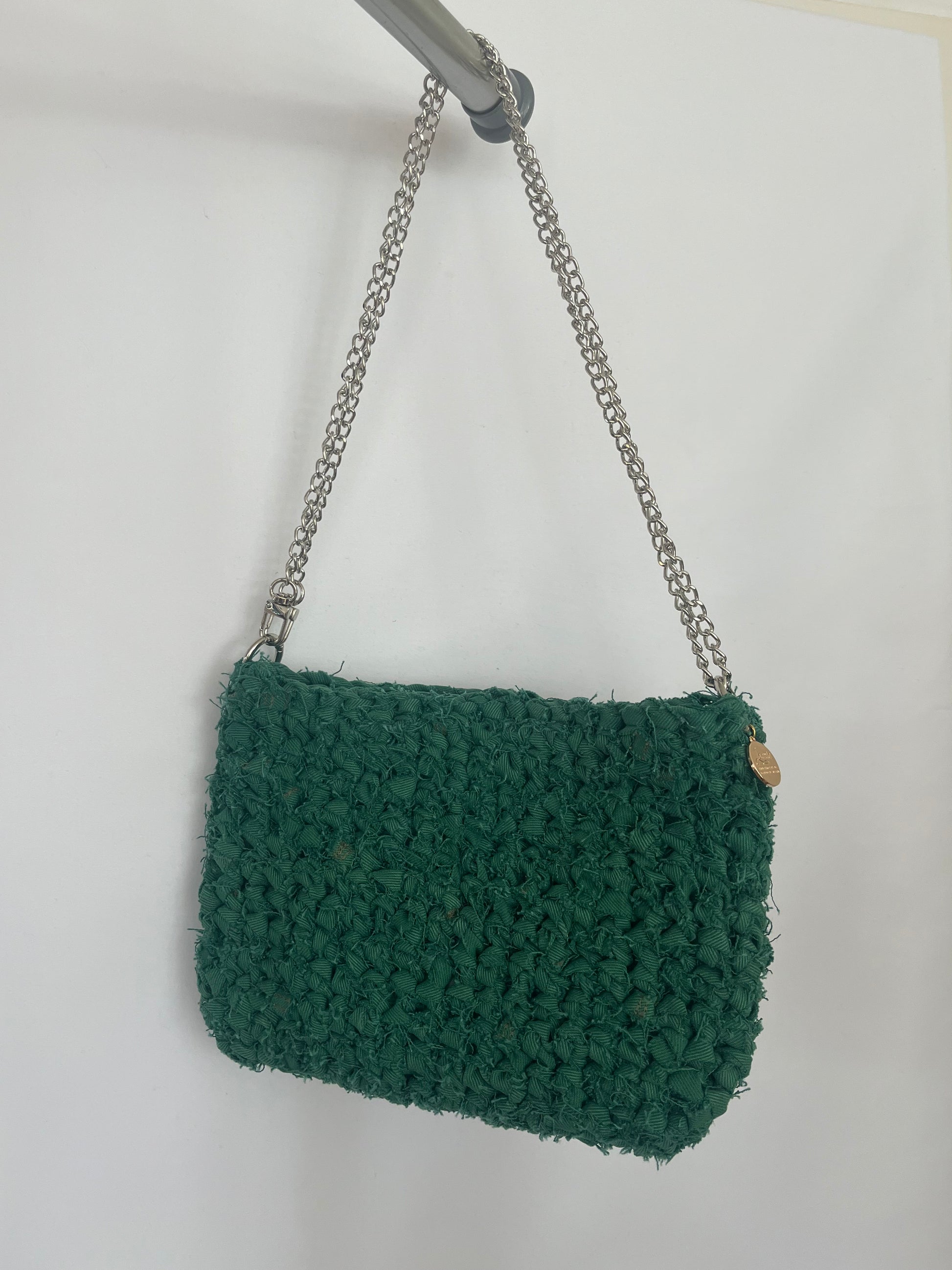 handgemachte Jeanstasche aus Upcycling Denim in tannengrün gehäkelt – nachhaltige Unikat Tasche