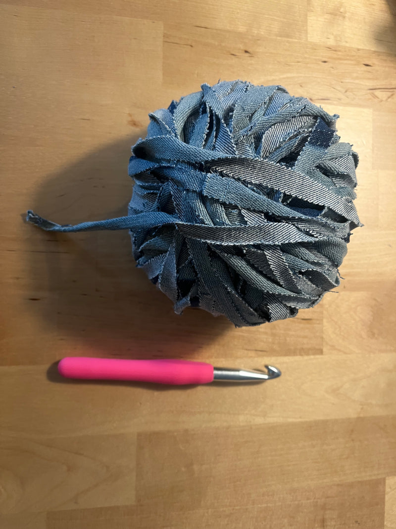 Knäuel aus recyceltem Denim Garn – Upcycling Jeans Material für handgefertigte Taschen