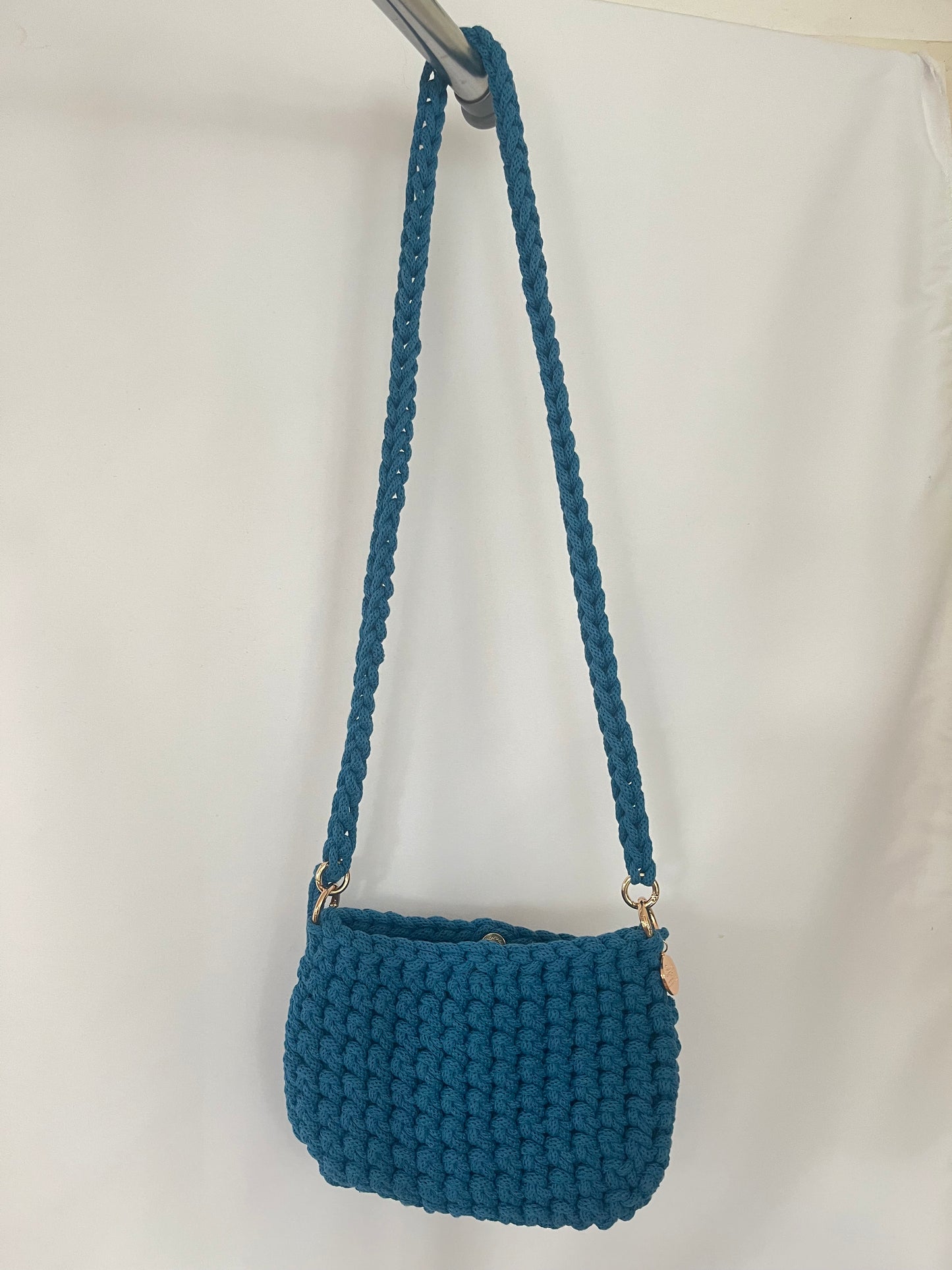 kleine handgemachte Häkeltasche aus Baumwolle in kräftigem Blau nachhaltig gefertigt
