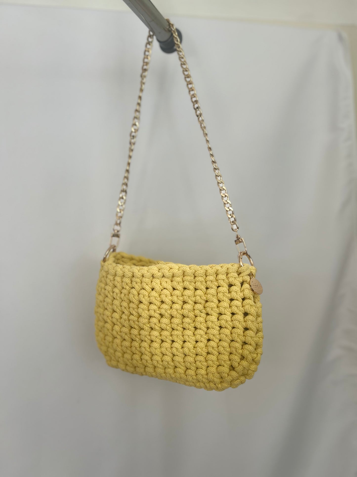 kleine Häkeltasche aus Baumwolle handgemacht in warmem Gelb