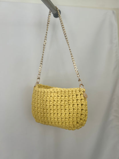 kleine Häkeltasche aus Baumwolle handgemacht in warmem Gelb