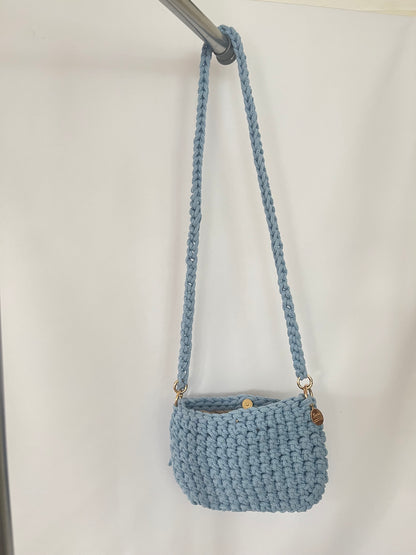 kleine handgemachte Häkeltasche aus Baumwolle in zartem Hellblau mit strukturierter Optik