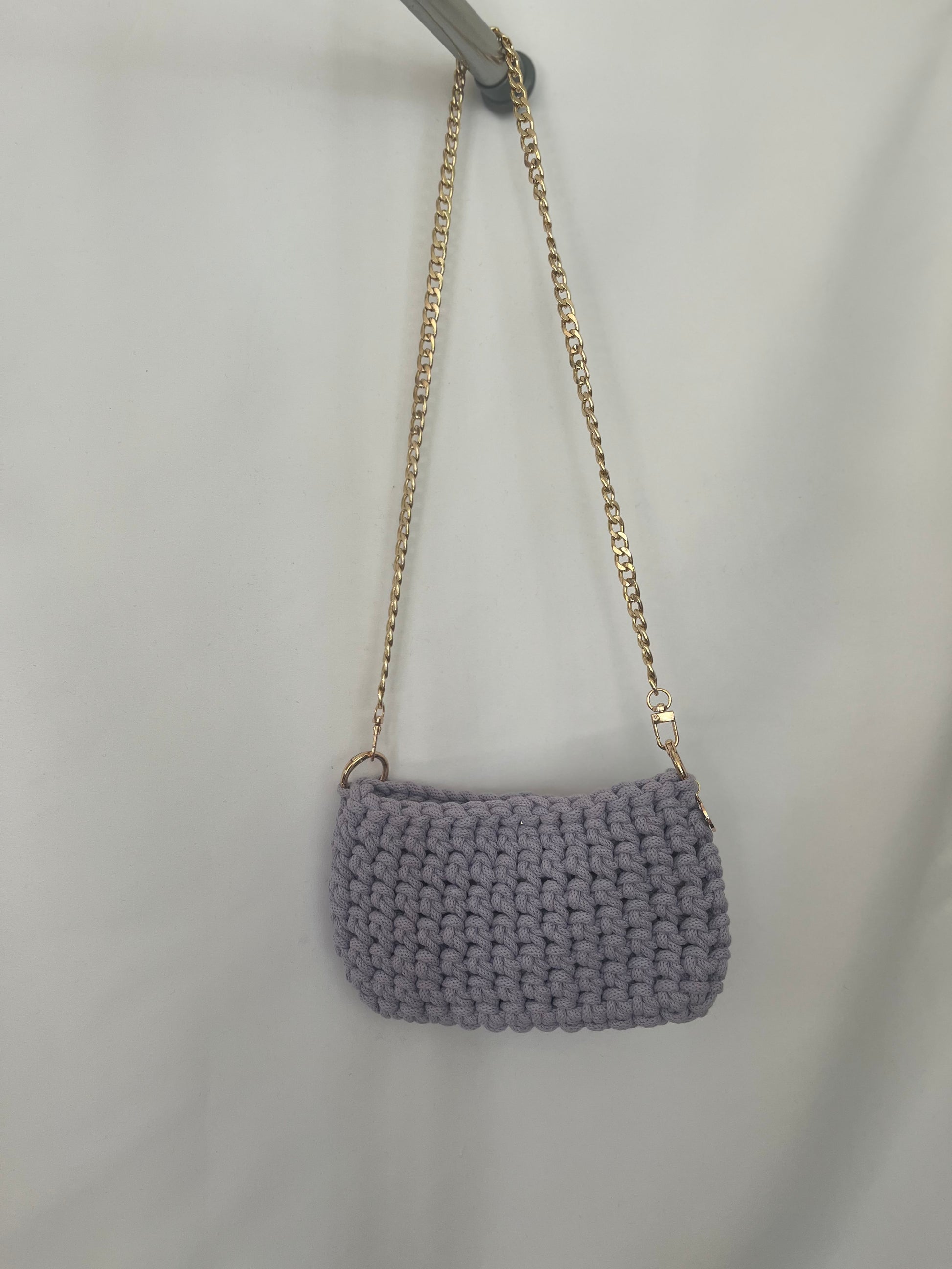 kleine Häkeltasche aus Baumwolle handgemacht in zartem Lila