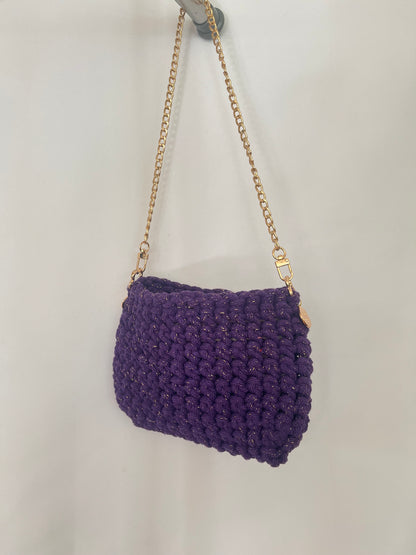 kleine handgemachte Häkeltasche aus Baumwolle in lila mit goldener Kette