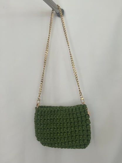 kleine handgemachte Häkeltasche aus Baumwolle in Moosgrün mit goldener Kette
