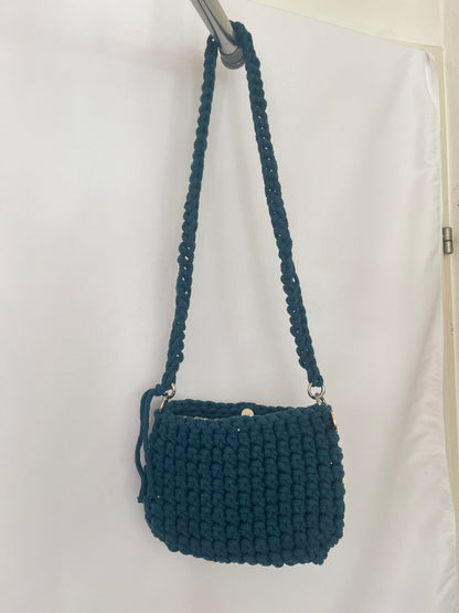 kleine handgemachte Häkeltasche aus Baumwolle in peacock blue nachhaltig gefertigt