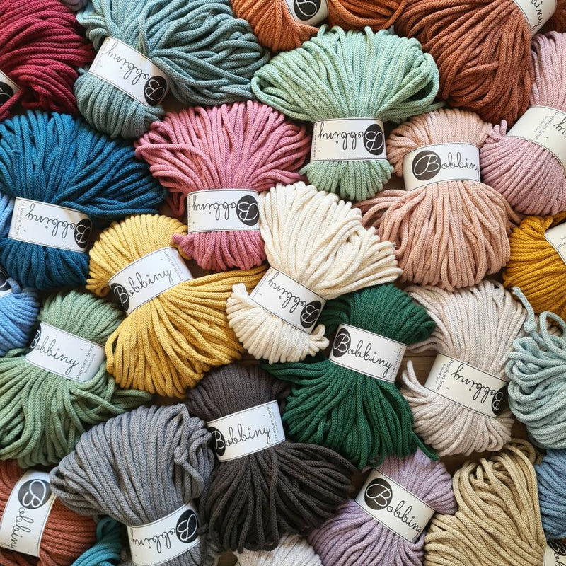 bunte Knäuel aus recycelter Baumwolle – nachhaltiges Garn für handgefertigte Häkeltaschen